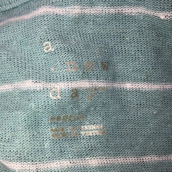 A New Day size medium blue green linen top - Picture 4 of 5